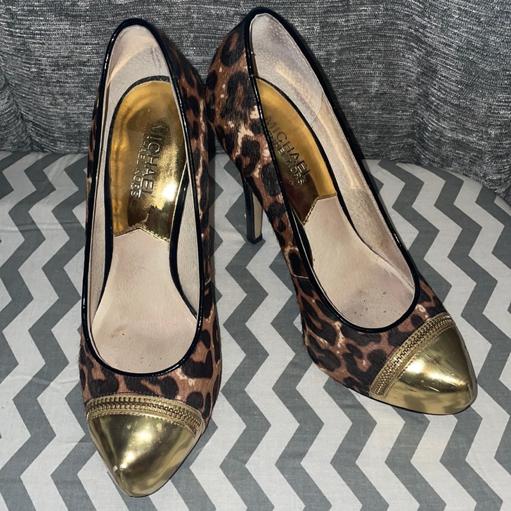 Michael by Michael kors size 6m leopard smoke and pet friendly
